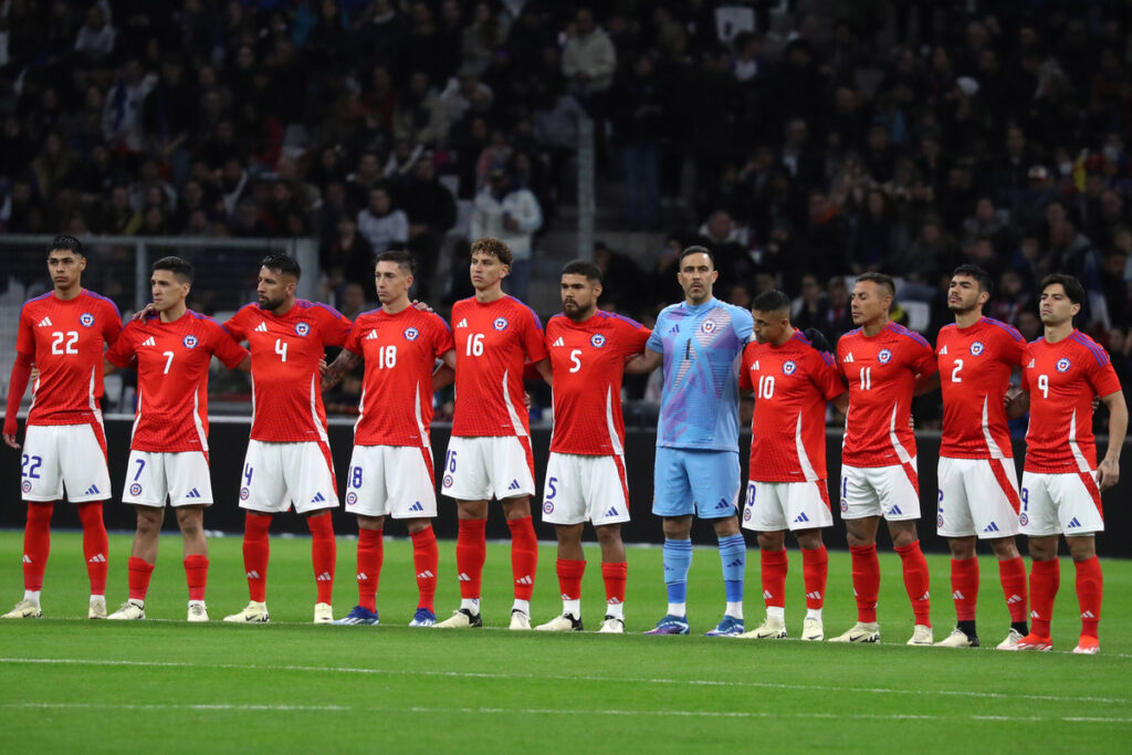 Jugadores de la Selección Chilena formados en la cancha.