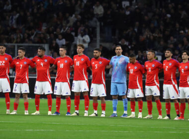 Jugadores de la Selección Chilena formados en la cancha.