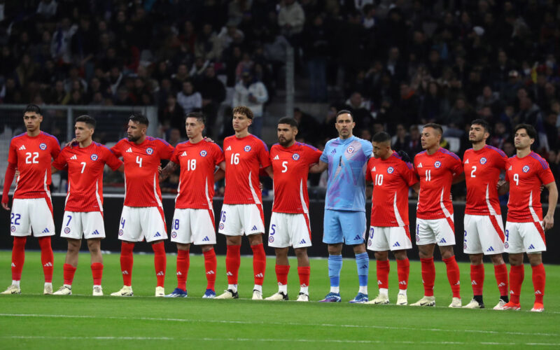 Jugadores de la Selección Chilena formados en la cancha.