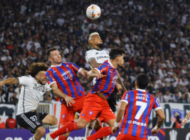 Jugadores de Colo-Colo y Cerro Porteño disputando un balón aéreo.