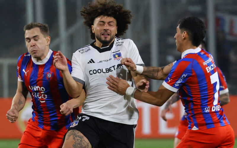 Maximiliano Falcón disputando un balón frente a dos jugadores de Cerro Porteño.
