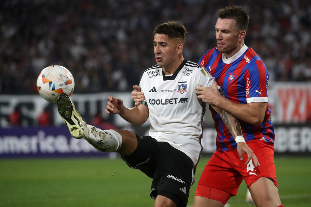 Jugadores de Colo-Colo y Cerro Porteño disputando un balón.