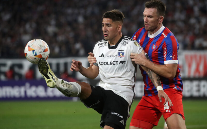 Jugadores de Colo-Colo y Cerro Porteño disputando un balón.