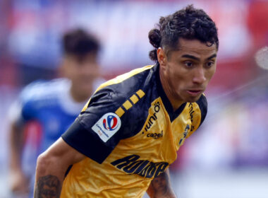 Primer plano de Luciano Cabral con la camiseta de Coquimbo Unido.