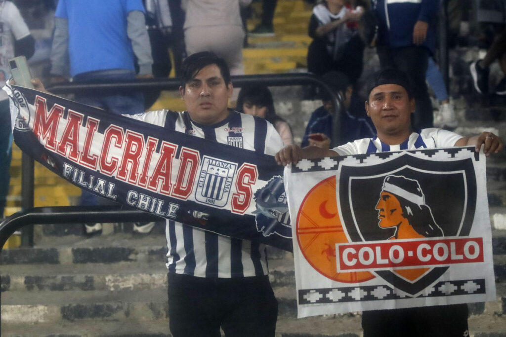 Hinchas de Alianza Lima con bandera de Colo-Colo.