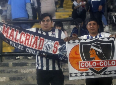 Hinchas de Alianza Lima con bandera de Colo-Colo.