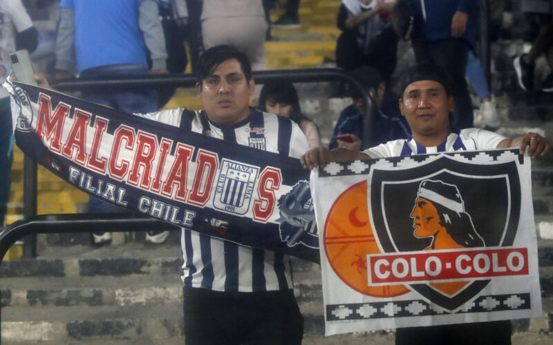 Hinchas de Alianza Lima con bandera de Colo-Colo.