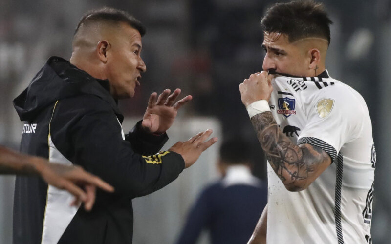 Jorge Almirón entregándole instrucciones a Guillermo Paiva.