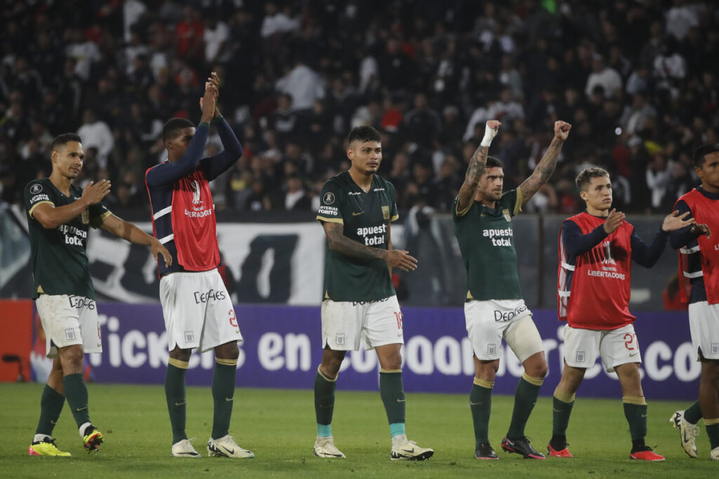 Jugadores de Alianza Lima con los brazos en alto.