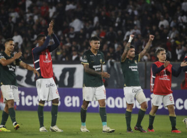 Jugadores de Alianza Lima con los brazos en alto.
