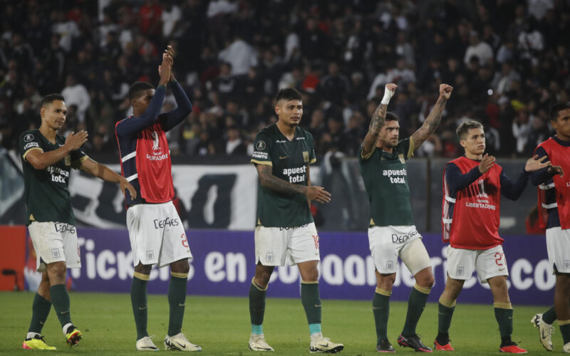 Jugadores de Alianza Lima con los brazos en alto.