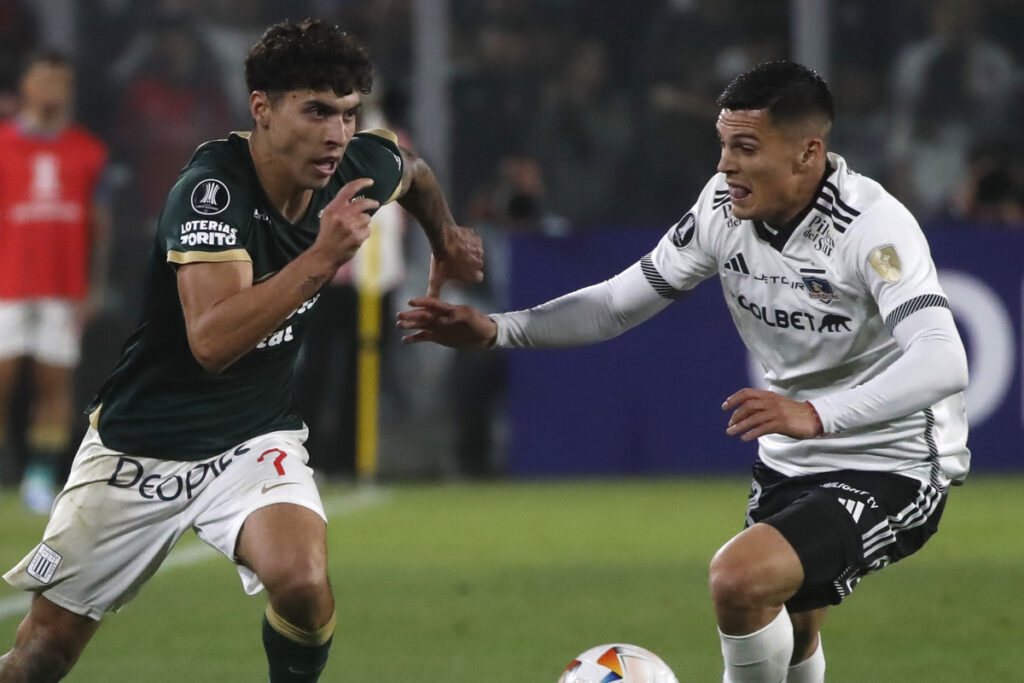 Jugador de Colo-Colo y Alianza Lima disputando un balón.