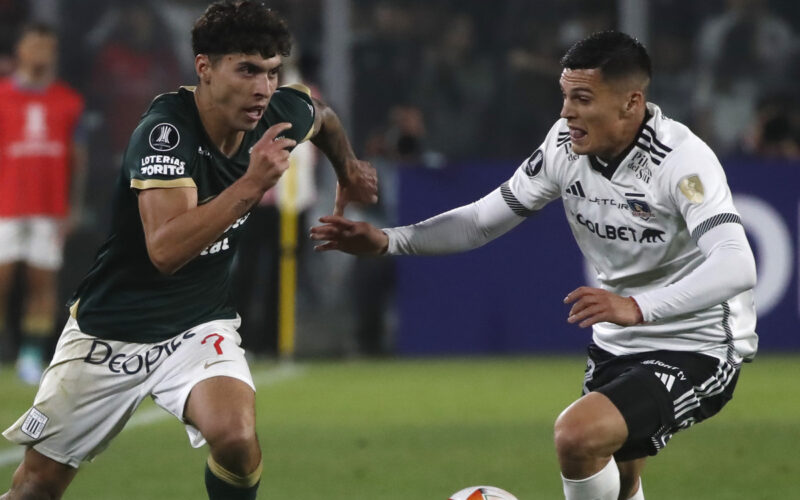 Jugador de Colo-Colo y Alianza Lima disputando un balón.
