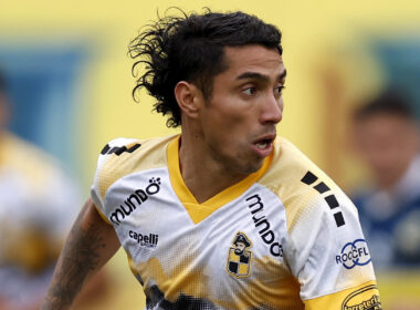 Primer plano de Luciano Cabral con la camiseta de Coquimbo Unido.