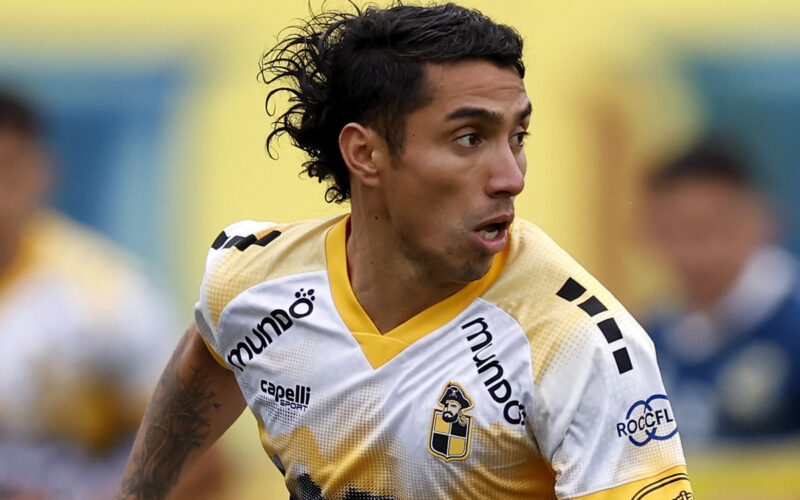 Primer plano de Luciano Cabral con la camiseta de Coquimbo Unido.
