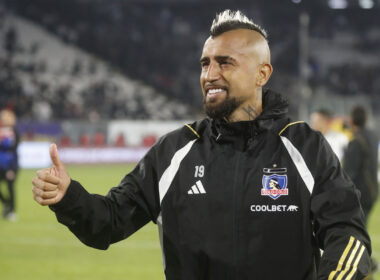 Arturo Vidal con el pulgar arriba.