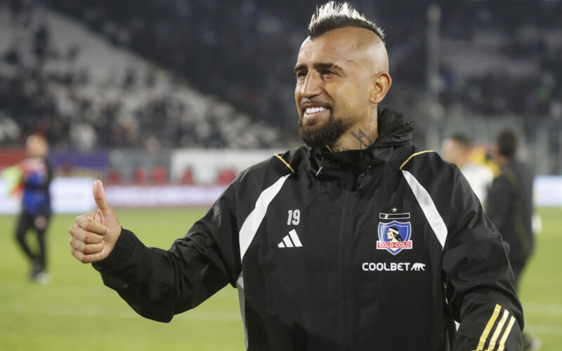 Arturo Vidal con el pulgar arriba.