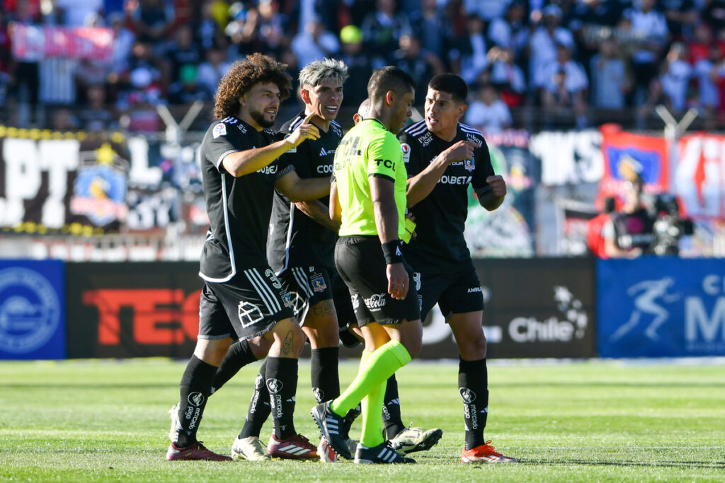 Jugadores de Colo-Colo junto al árbitro Nicolás Gamboa.