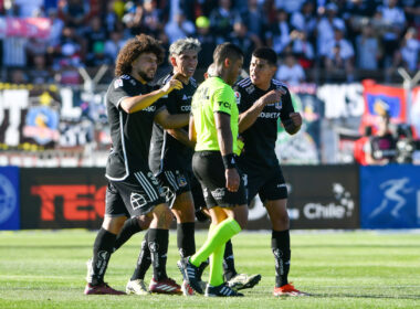 Jugadores de Colo-Colo junto al árbitro Nicolás Gamboa.