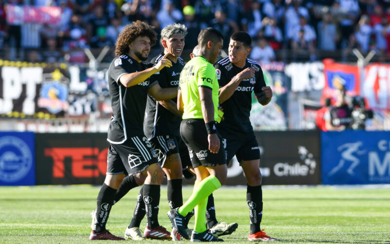 Jugadores de Colo-Colo junto al árbitro Nicolás Gamboa.