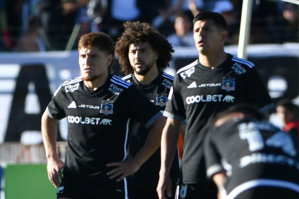 Jugadores de Colo-Colo con cara de preocupación.