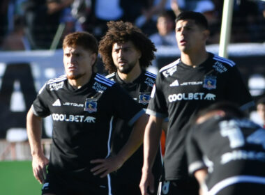 Jugadores de Colo-Colo con cara de preocupación.