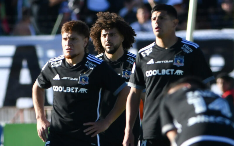 Jugadores de Colo-Colo con cara de preocupación.