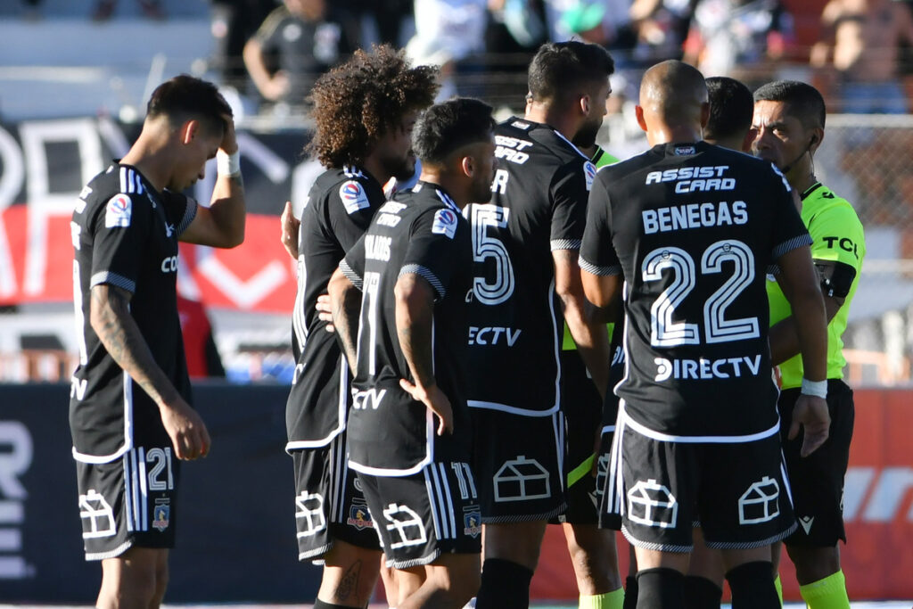 Jugadores de Colo-Colo conversando con el árbitro.