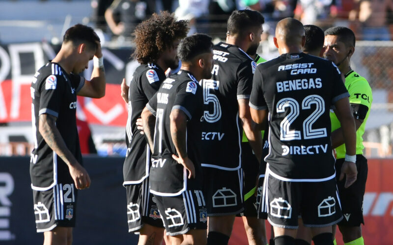 Jugadores de Colo-Colo conversando con el árbitro.