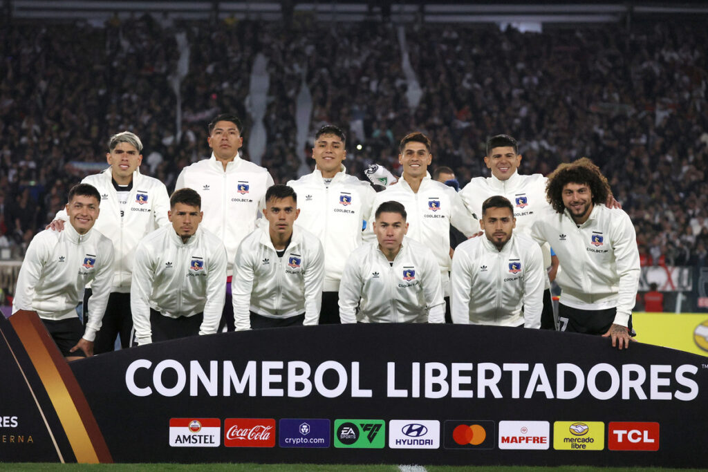 Jugadores de Colo-Colo formando para la foto oficial.