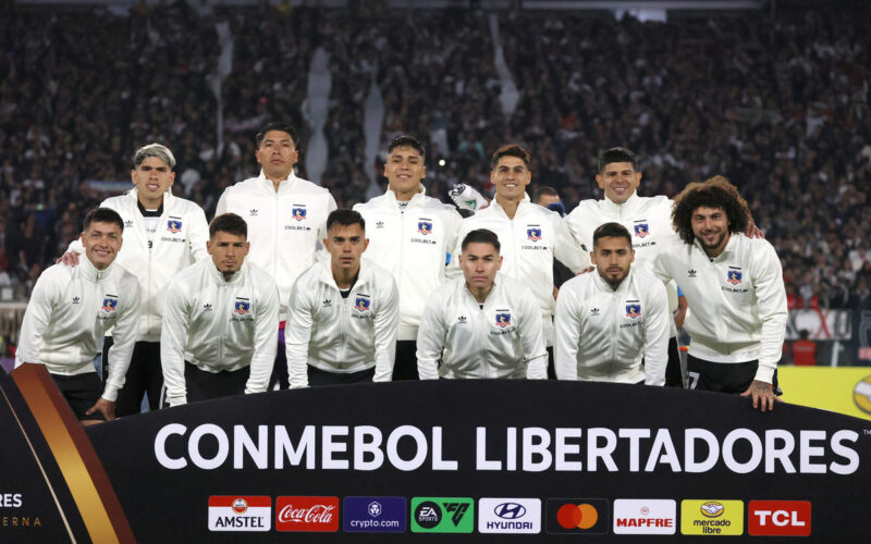 Jugadores de Colo-Colo formando para la foto oficial.