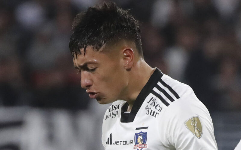Primer plano de Cristián Zavala con la camiseta de Colo-Colo.