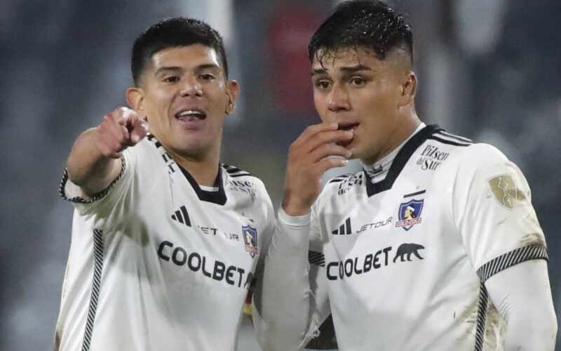 Esteban Pavez dándole indicaciones a Damián Pizarro.