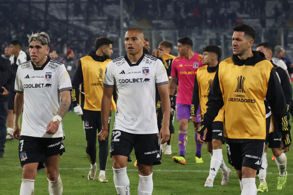 Jugadores de Colo-Colo retirándose de la cancha del Estadio Monumental.