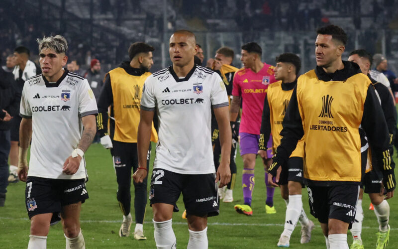 Jugadores de Colo-Colo saliendo de la cancha cabizbajos.