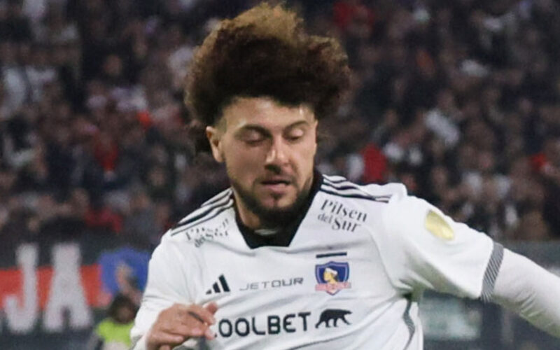 Primer plano de Maximiliano Falcón con la camiseta de Colo-Colo.