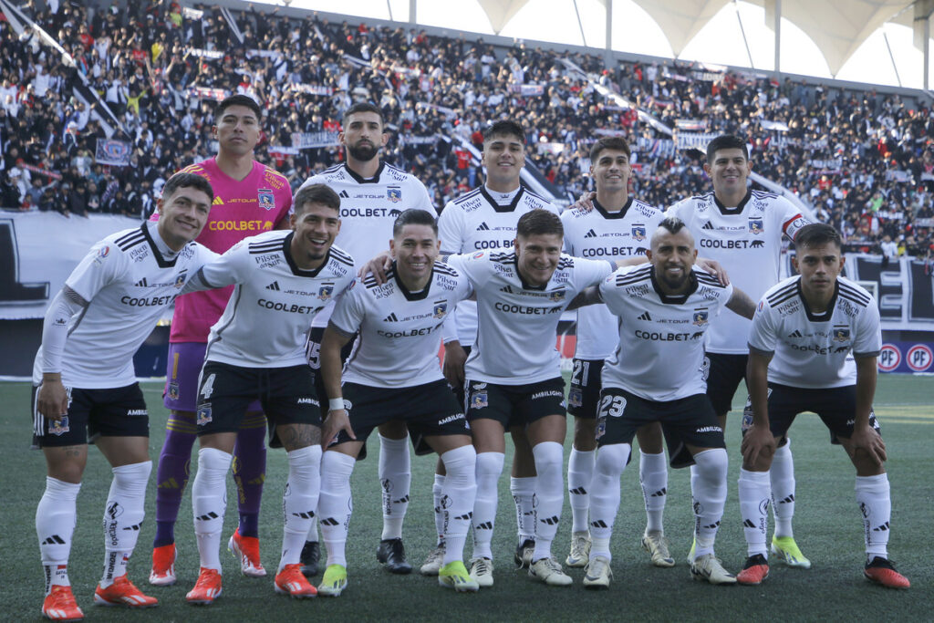 Jugadores de Colo-Colo posando para una foto.