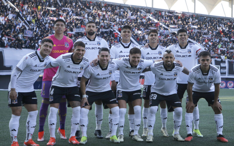 Jugadores de Colo-Colo posando para una foto.