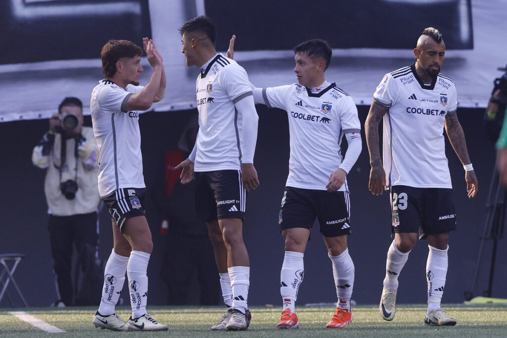 Jugadores de Colo-Colo celebrando un gol.