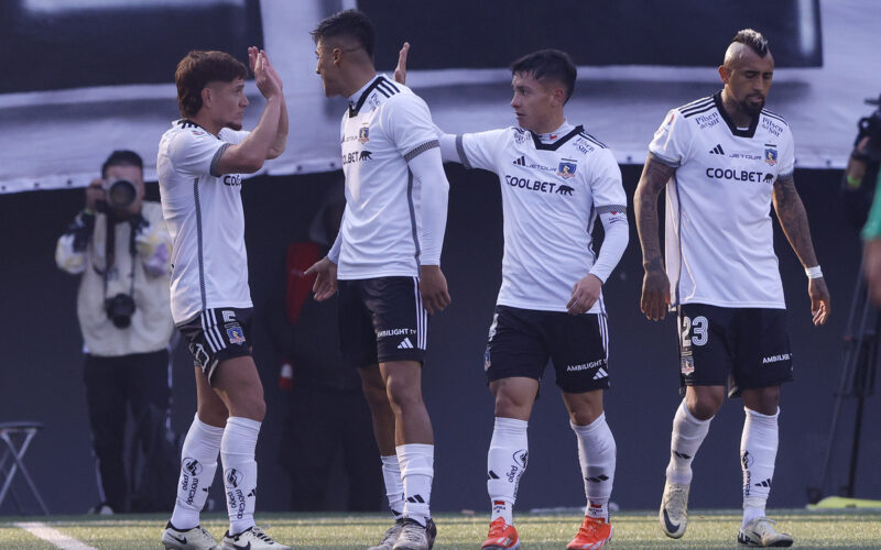 Jugadores de Colo-Colo celebrando un gol.