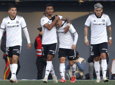 Jugadores de Colo-Colo celebrando un gol.