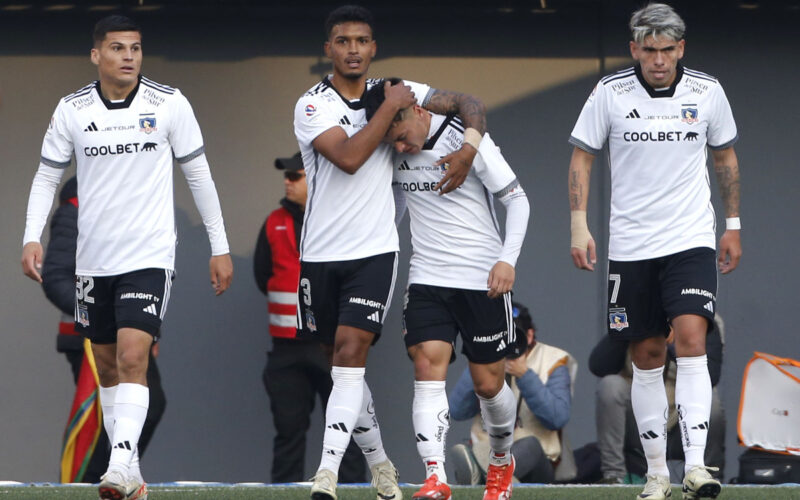 Jugadores de Colo-Colo celebrando un gol.
