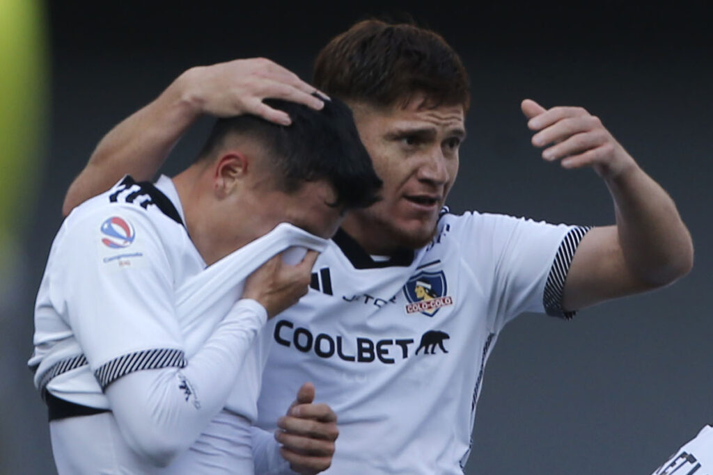 Cristián Zavala con la camiseta en su cara y Leonardo Gil abrazándolo.