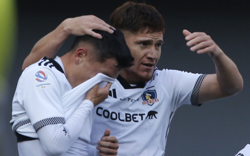 Cristián Zavala con la camiseta en su cara y Leonardo Gil abrazándolo.