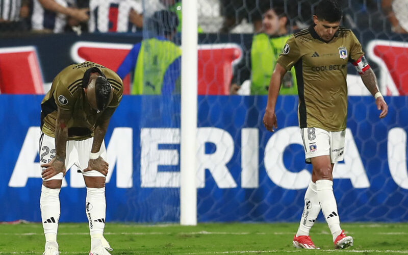 Arturo Vidal y Esteban Pavez lamentándose.
