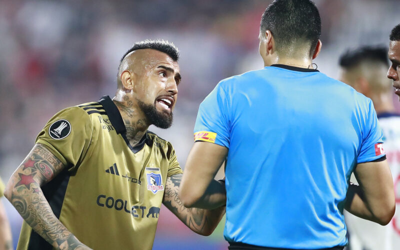 Arturo Vidal hablando con el árbitro durante el partido entre Alianza Lima y Colo-Colo por Copa Libertadores.