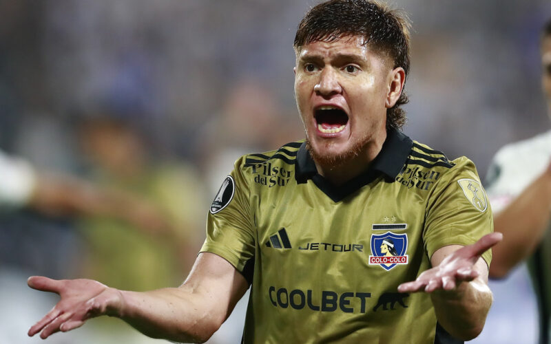 Primer plano de Leonardo Gil con los brazos en el aire.