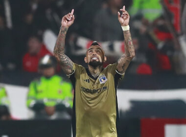 Arturo Vidal celebrando un gol con los brazos en alto.