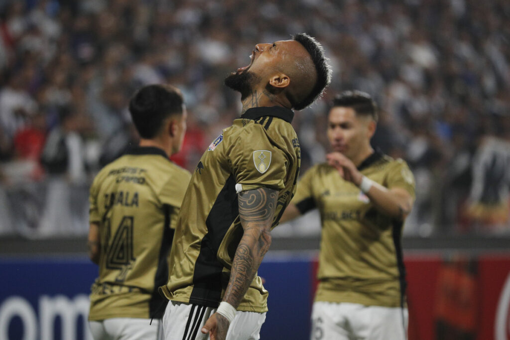 Arturo Vidal gritando mirando al cielo.