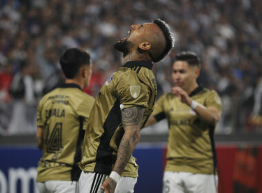 Arturo Vidal gritando mirando al cielo.